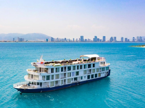 TÀU DU LỊCH BIỂN ĐẾN NHA TRANG PHẢI HỦY CHUYẾN VÌ VƯỚNG QUY ĐỊNH